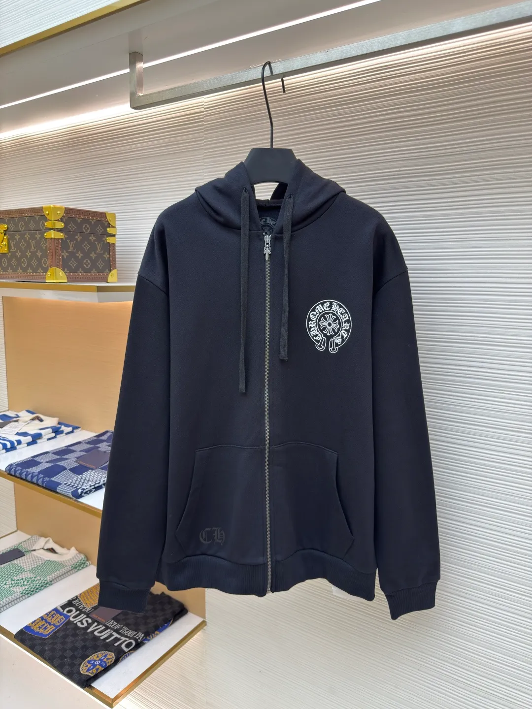 Chrome Hearts New York City limited zipper jacket ●Authentic product: purchased and developed for 7999 ●Item number: 1680452-A95 ●Material: Thin velvet coarse fish scale fabric ●Technology: glue printing ●Version: loose version ●Weight: about 735 grams ●Size: S-M-L-XL ●Description: The fabric is made of 420 grams of thin velvet fish scale fabric, and the printing is printed by hand glue according to the original version. The finished product is sanded and washed to shape. It feels great in the hand. Genuine antique silver distressed chain head. The overall wiring is straight and delicate, the fabric is comfortable and soft, and the color is consistent without color difference. It can be matched with the same style to create a fashionable look and control various occasions. Customized accessories, complete with three standards, same style for men and women!
